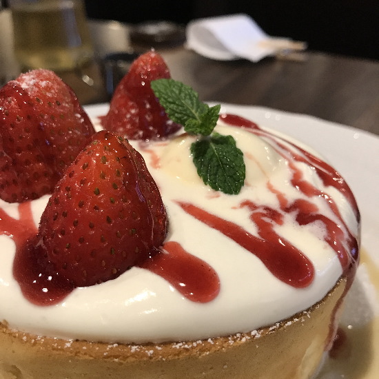 星乃珈琲店　苺とふんわりクリームのスフレパンケーキ