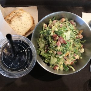 ３月から岡山ロッツビル２Ｆにオープンしている「アザブサラダ（AZABU SALAD CAFE）」